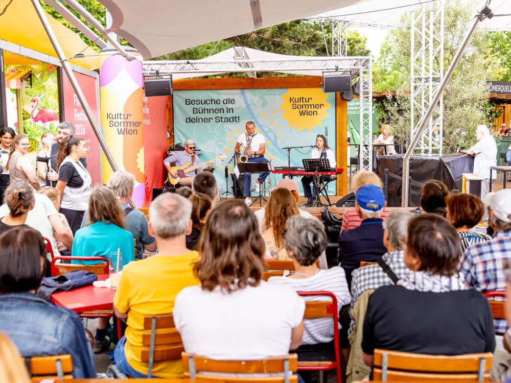 Anna Maurer Trio performt auf der Kultursommer-Bühne am Rathausplatz.