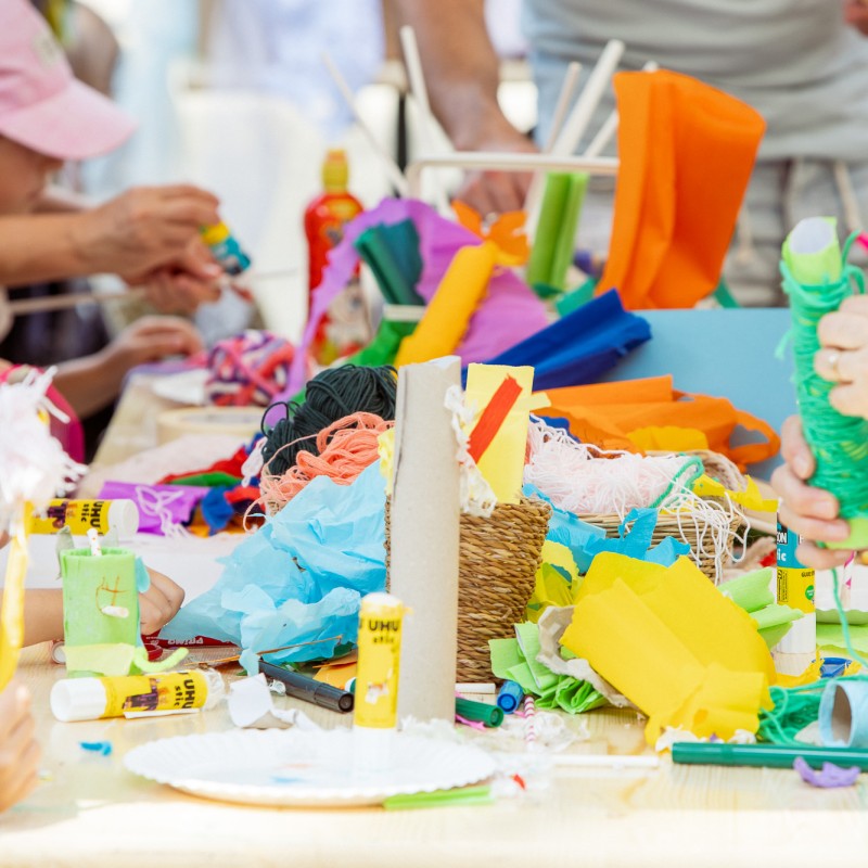 Kinder basteln an einer kreativen Bastelstation des Kinderfests im Waldmüllerpark. 