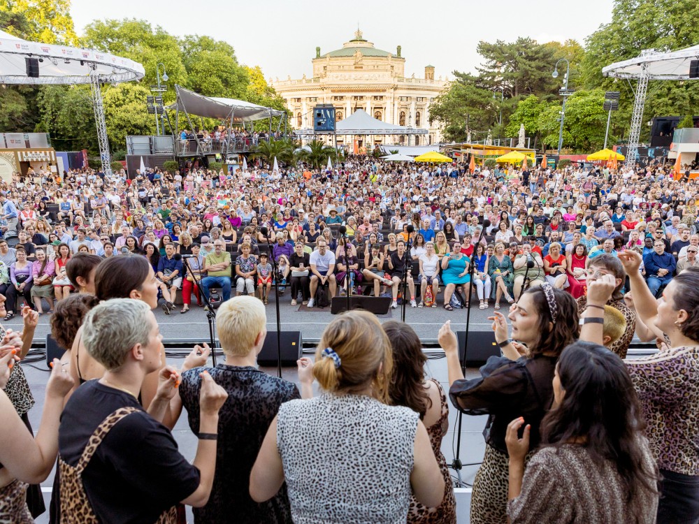 Der femchor performt auf der Bühne am Rathausplatz im Rahmen der Kultursommer-Chorabende im Jahr 2025. 