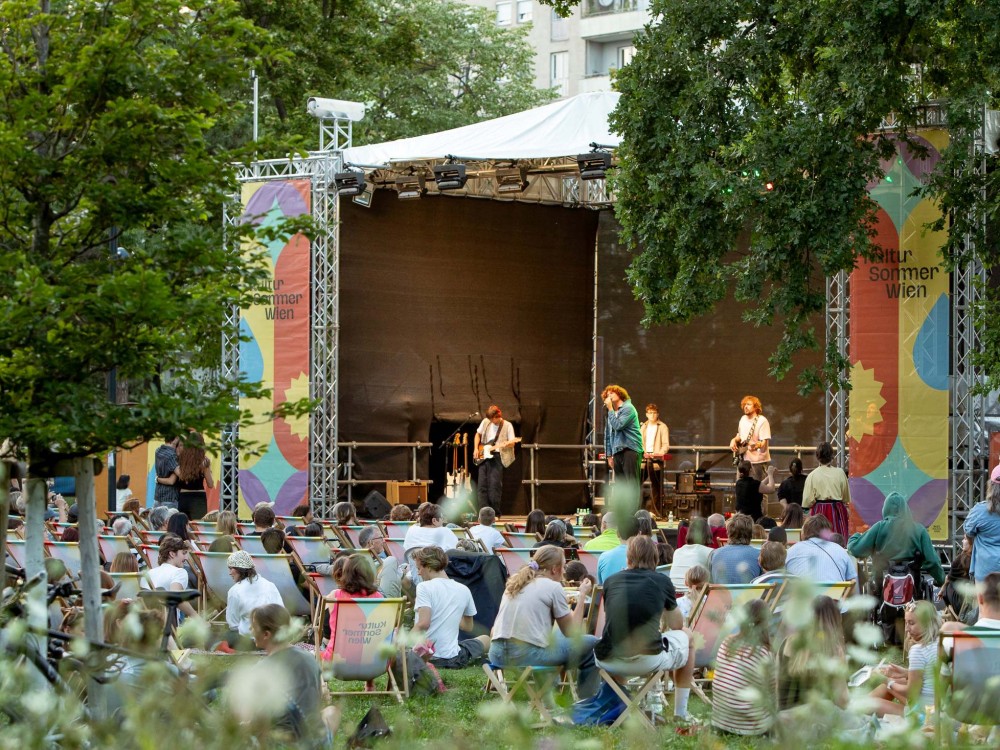 Die Band Cordoba78 performt auf der Kultursommer-Bühne im Stadtpark Atzgersdorf - begleitet von Gebärdenperformer Günter Roiss. 
