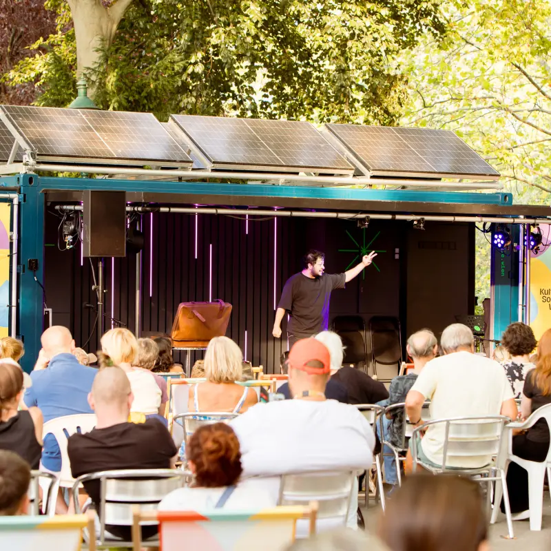 Der Kuseng: Der Kuseng AnnPhie Fritz zeigt Ausschnitte seines Kabarett-Soloprogramms auf der Kultursommer-Bühne