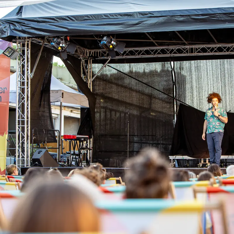 Reginald Bärris: Reginald Bärris zeigt Ausschnitte seines Kabarett-Soloprogramms auf der Kultursommer-Bühne.