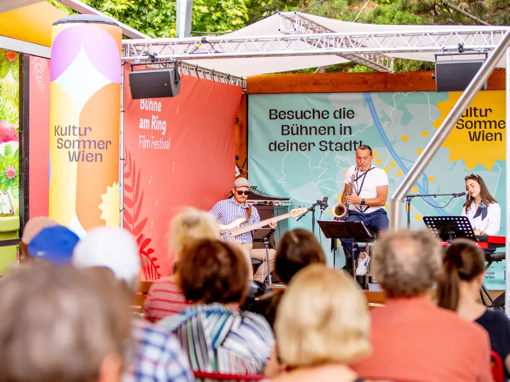 Anna Maurer Trip performt auf der Kultursommer-Bühne am Rathausplatz. 