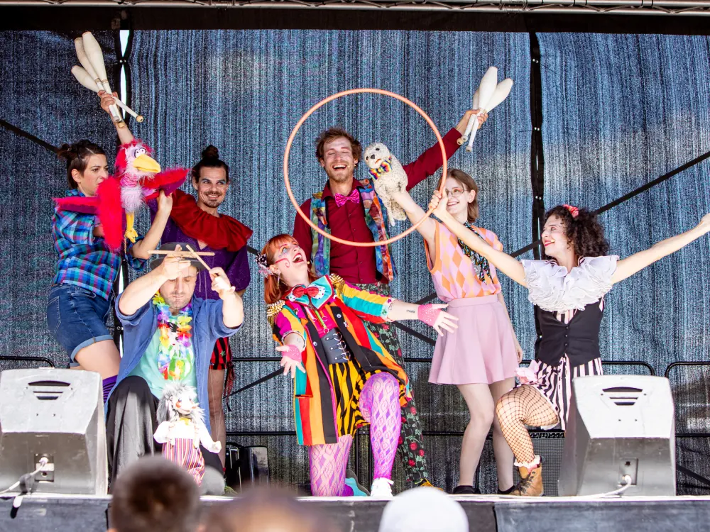The Secret Circus performen auf der Bühne im Nordwestbahnhof.