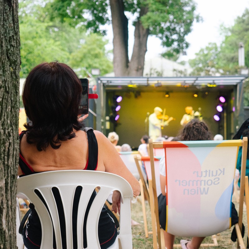 Pavel Shalman & Boki Radenković spielen auf der Kultursommer-Bühne im Hyblerpark in Simmering,