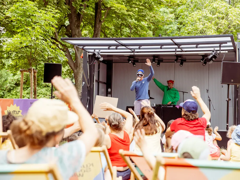 Brudi & Bär: Brudi & Bär performen beim Kinderfest im Waldmüllerpark.