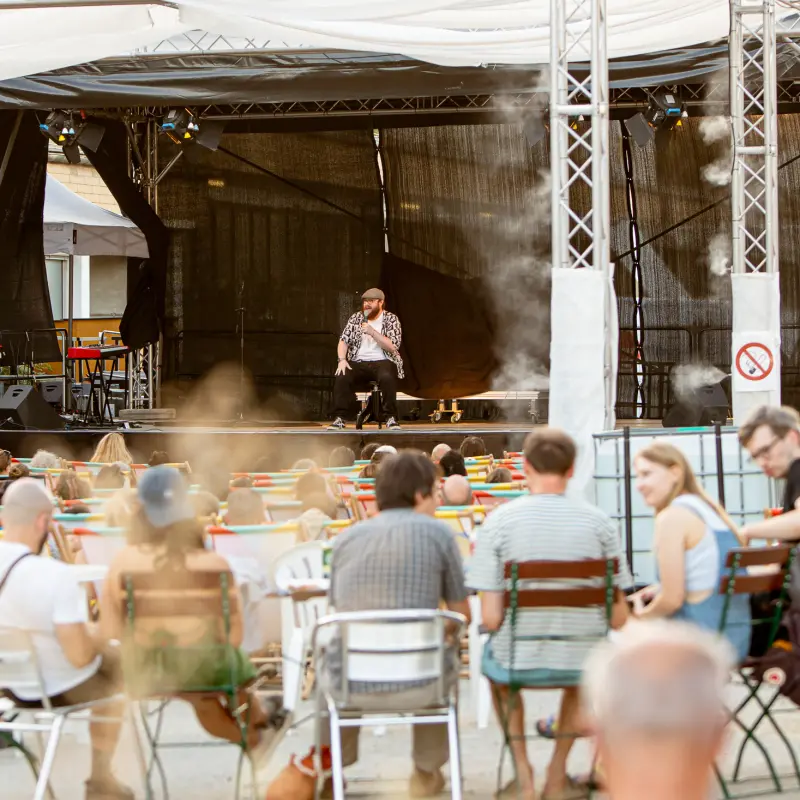 Jack Holmes: Jack Holmes zeigt Ausschnitte seines Kabarett-Soloprogramms auf der Kultursommer-Bühne.