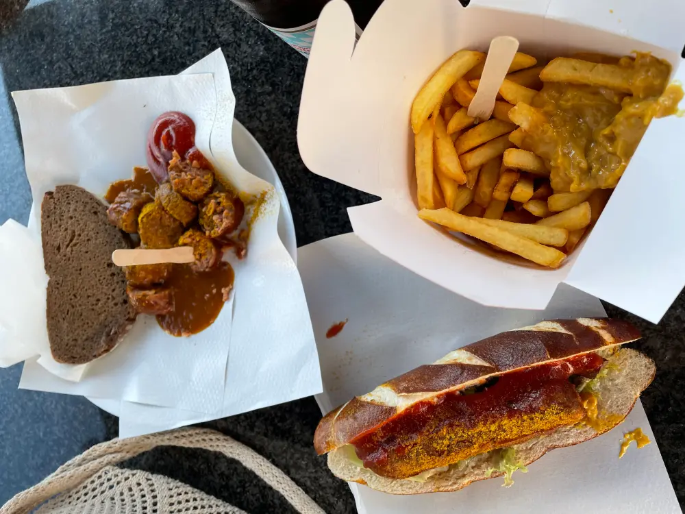 Würstel und Pommes 