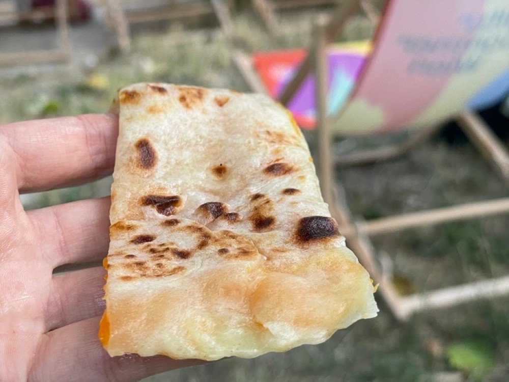 Eine Teigtasche wird vor der Bühne verspeist