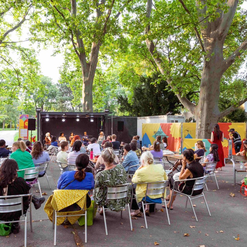 Internationaler Lesesalon: Autor:innen des Lesesalons und Arwa Elabd auf der Kultursommer-Bühne im Kongreßpark. 