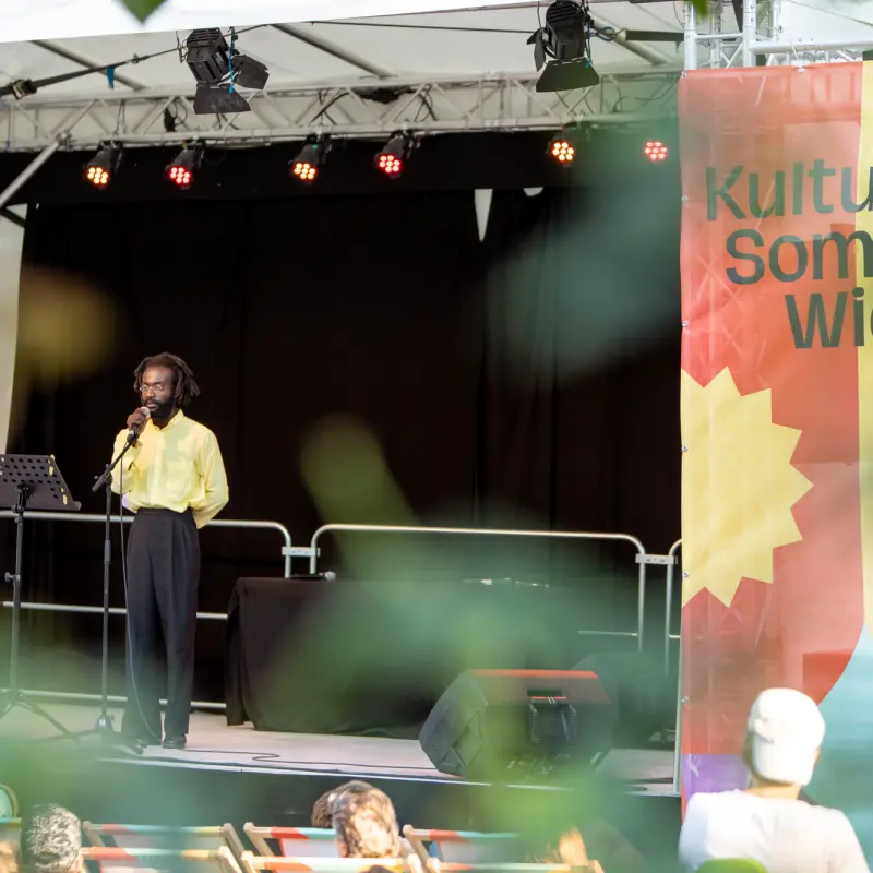 Kweku: Kweku Okokroko ist beim Kultursommer Wien 2025 und ist Teil von Black, Queer Poetry Showcase. 