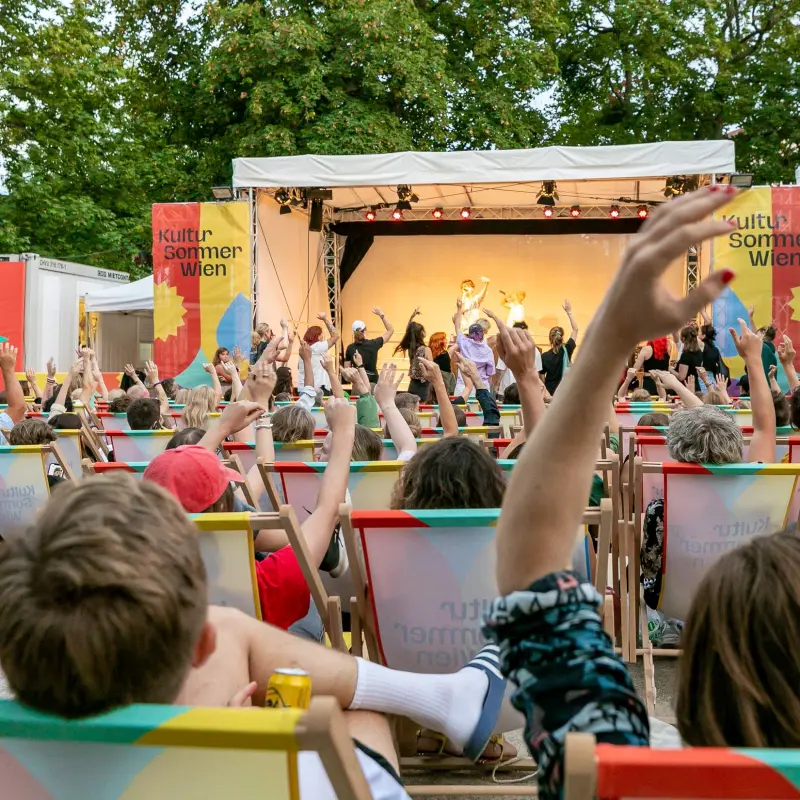 Skofi: Publikum im Reithofferpark aplaudiert in den Liegestühlen dem Auftritt von Rapperin Skofi