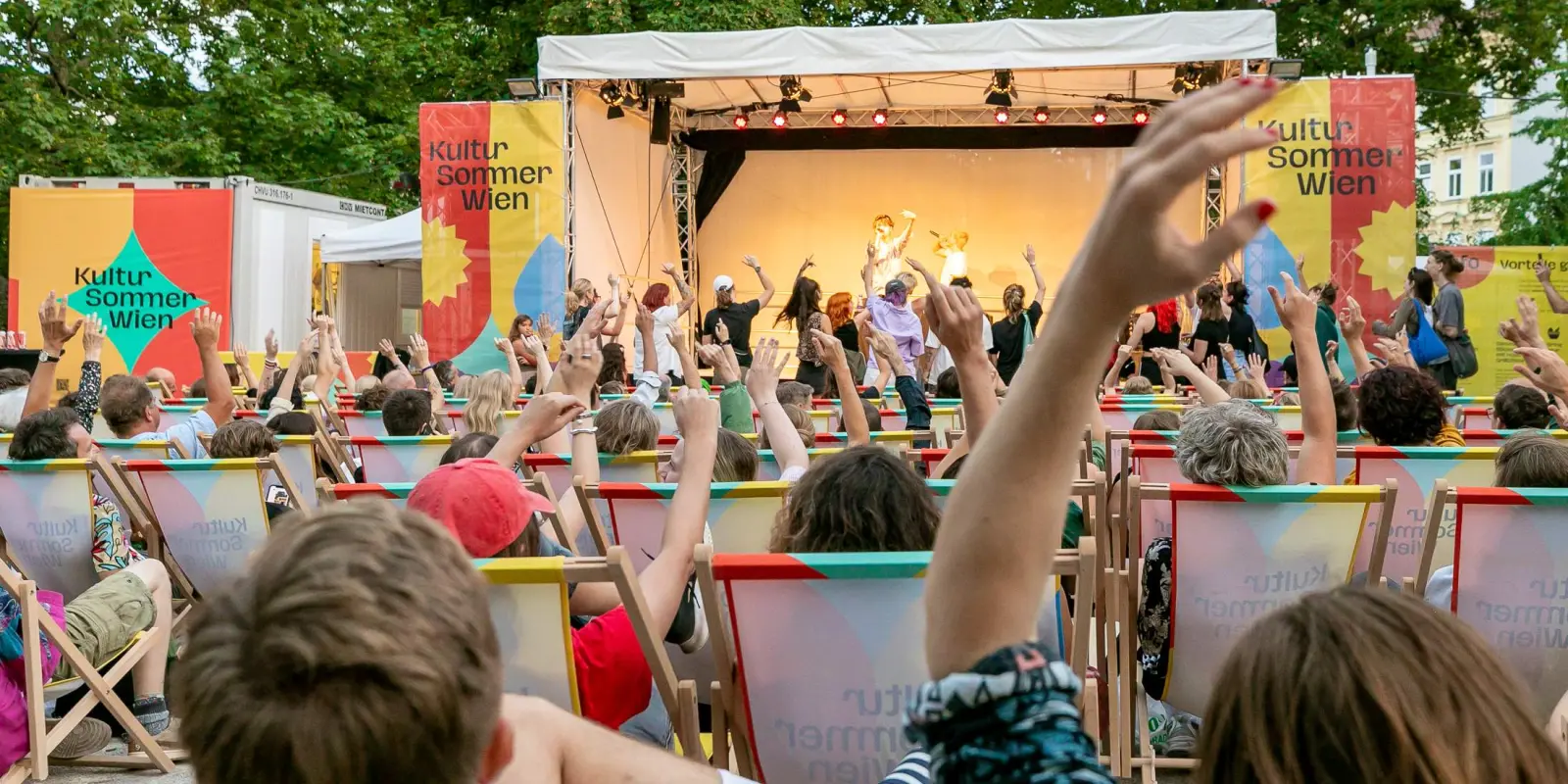 Skofi: Publikum im Reithofferpark aplaudiert in den Liegestühlen dem
Auftritt von Rapperin Skofi