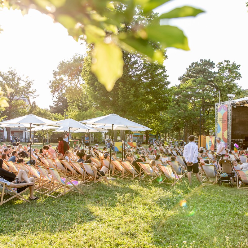 Judith Stehlik Eine Bühne in einem Park