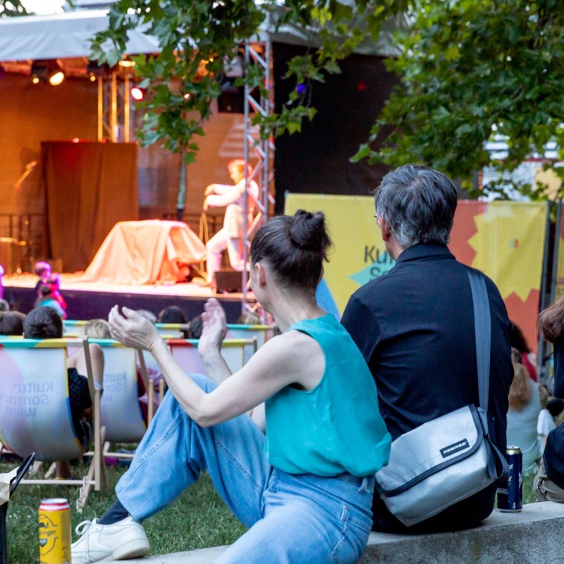 Foto: Judith Stehlik Zuschauer blicken auf die Bühne im Wilhemsdorfer Park.