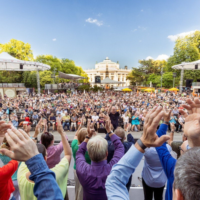 Foto: Judith Stehlik Der Golgota Gospel Choir performt auf der Bühne am Rathausplatz im Rahmen der Kultursommer-Chorabende im Jahr 2025. 