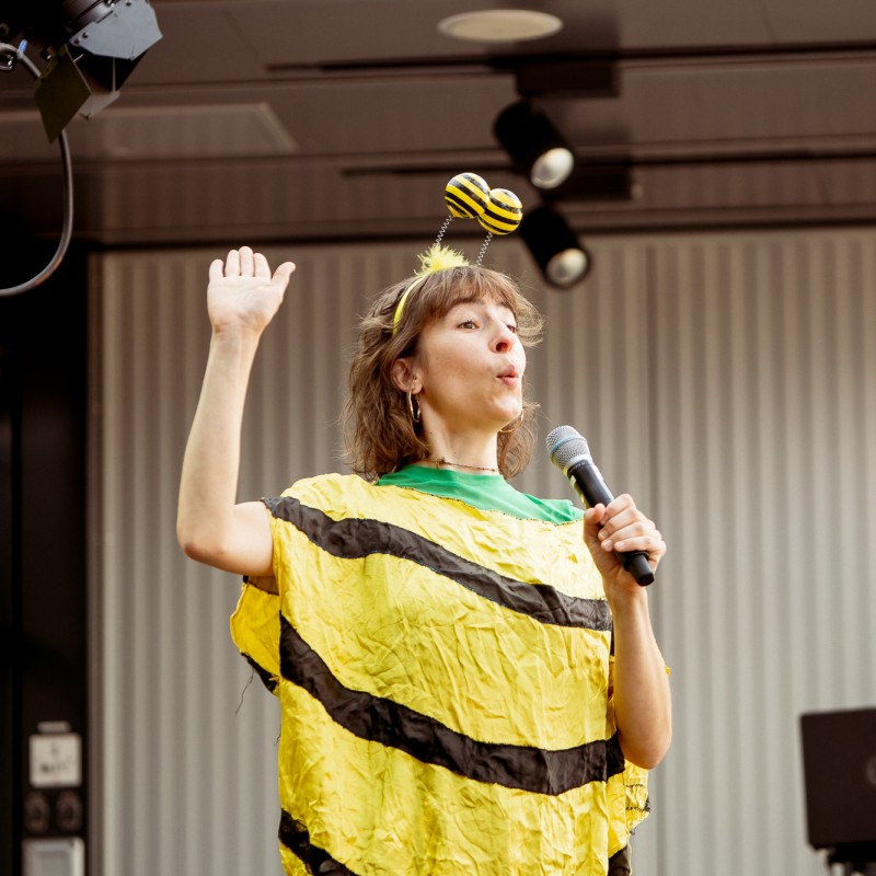 Brudi & Bär performen beim Kinderfest im Waldmüllerpark. 