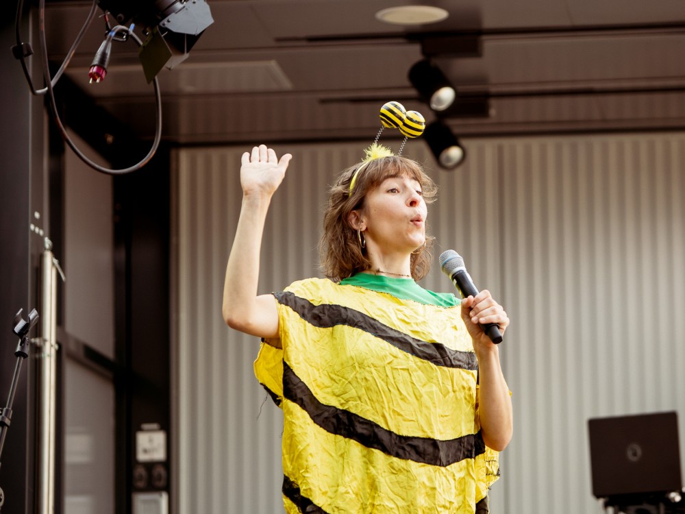 Brudi & Bär performen beim Kinderfest im Waldmüllerpark. 