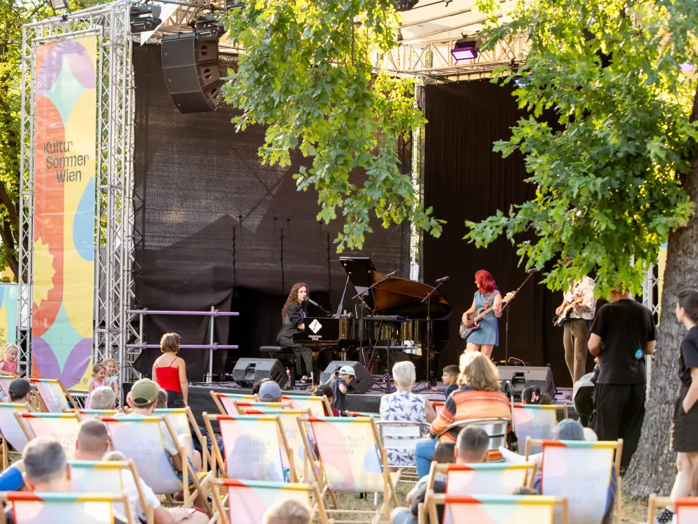 Mira Perusich und ihre Band stehen auf der Kultursommerbühne im Stadtpark Atzgersdorf. 