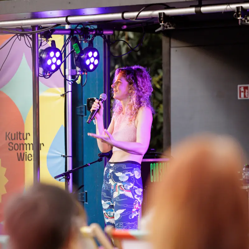AnnPhie Fritz: AnnPhie Fritz zeigt Ausschnitte ihres Kabarett-Soloprogramms auf der Kultursommer-Bühne.