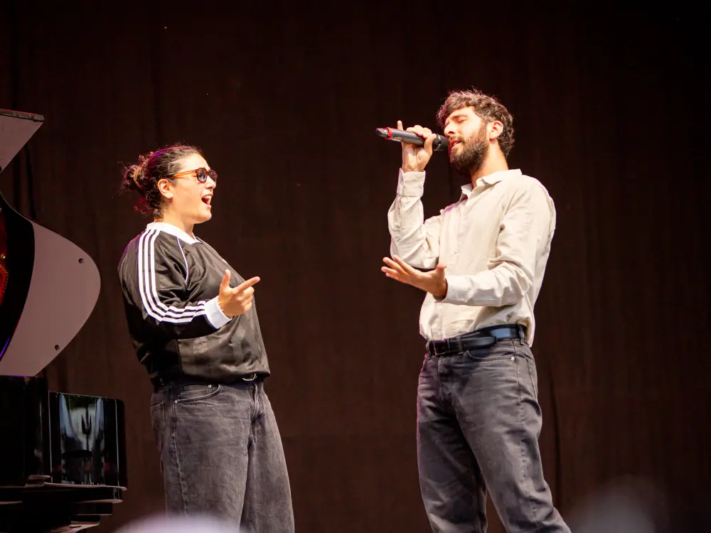Das Rapper:innen-Duo Esrap singt auf der Kultursommer Wien-Bühne.