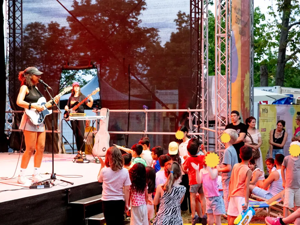 Nenda perfromt auf der Bühne im Stadtpark Atzgersdorf. Viele Kinder tanzen zu ihrer Musik.