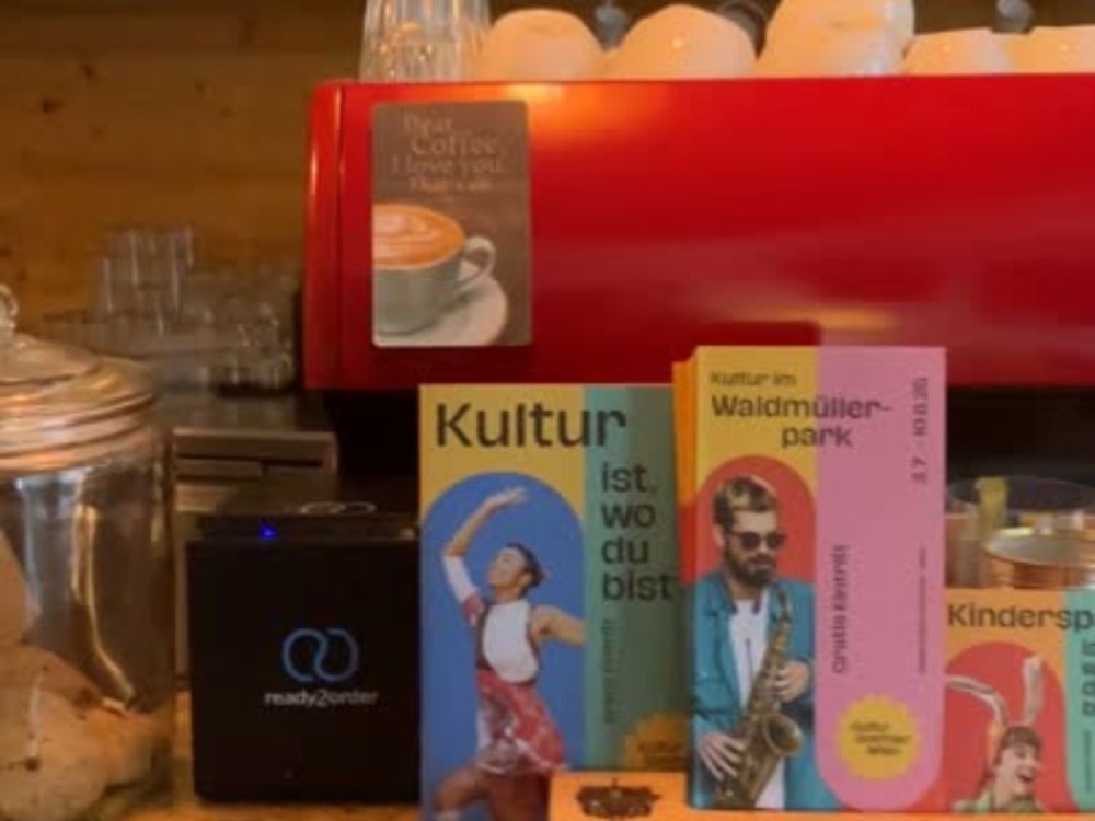 Kultursommerprogramme, die auf einer Bar aufliegen. 