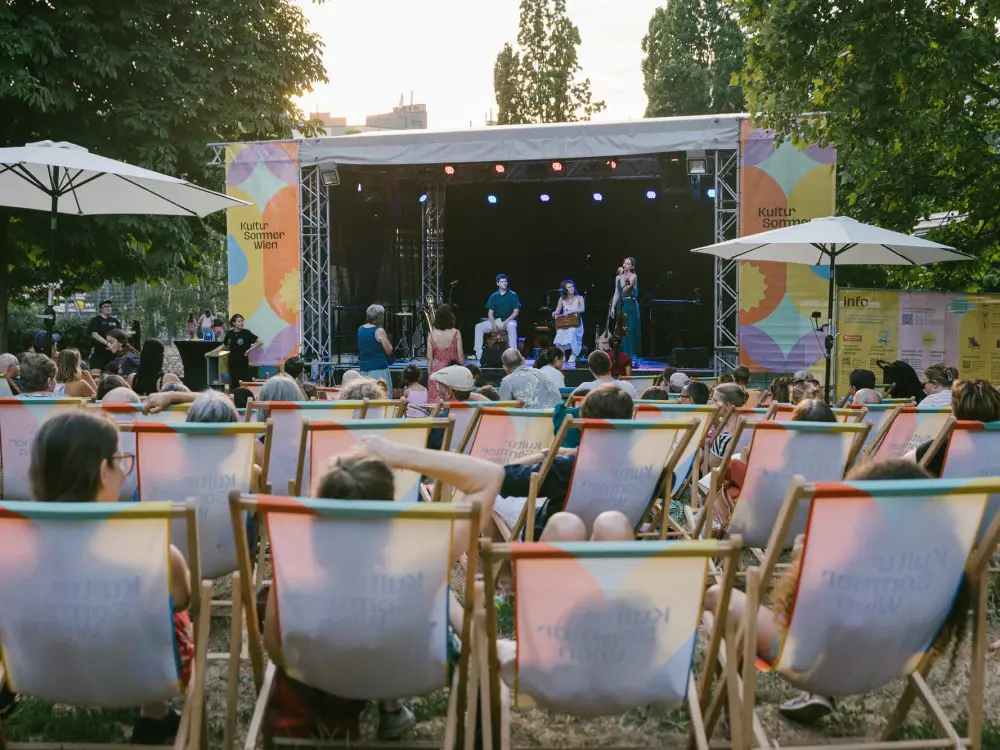 Die Limanis musizieren und singen auf der Kultursommer-Bühne im Wilhelmsdorfer Park.