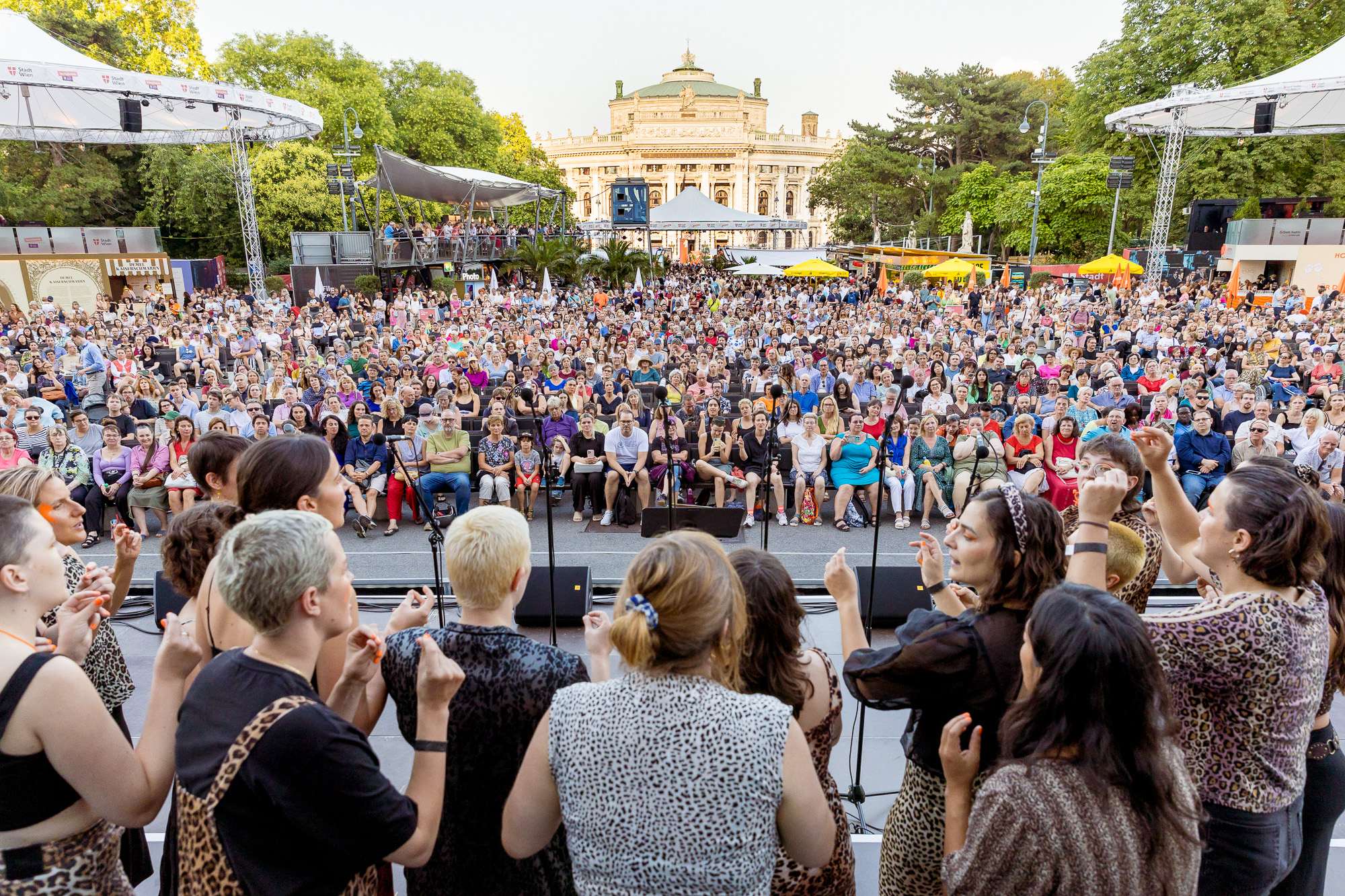 Der femchor performt auf der Bühne am Rathausplatz im Rahmen der Kultursommer-Chorabende im Jahr 2025. 