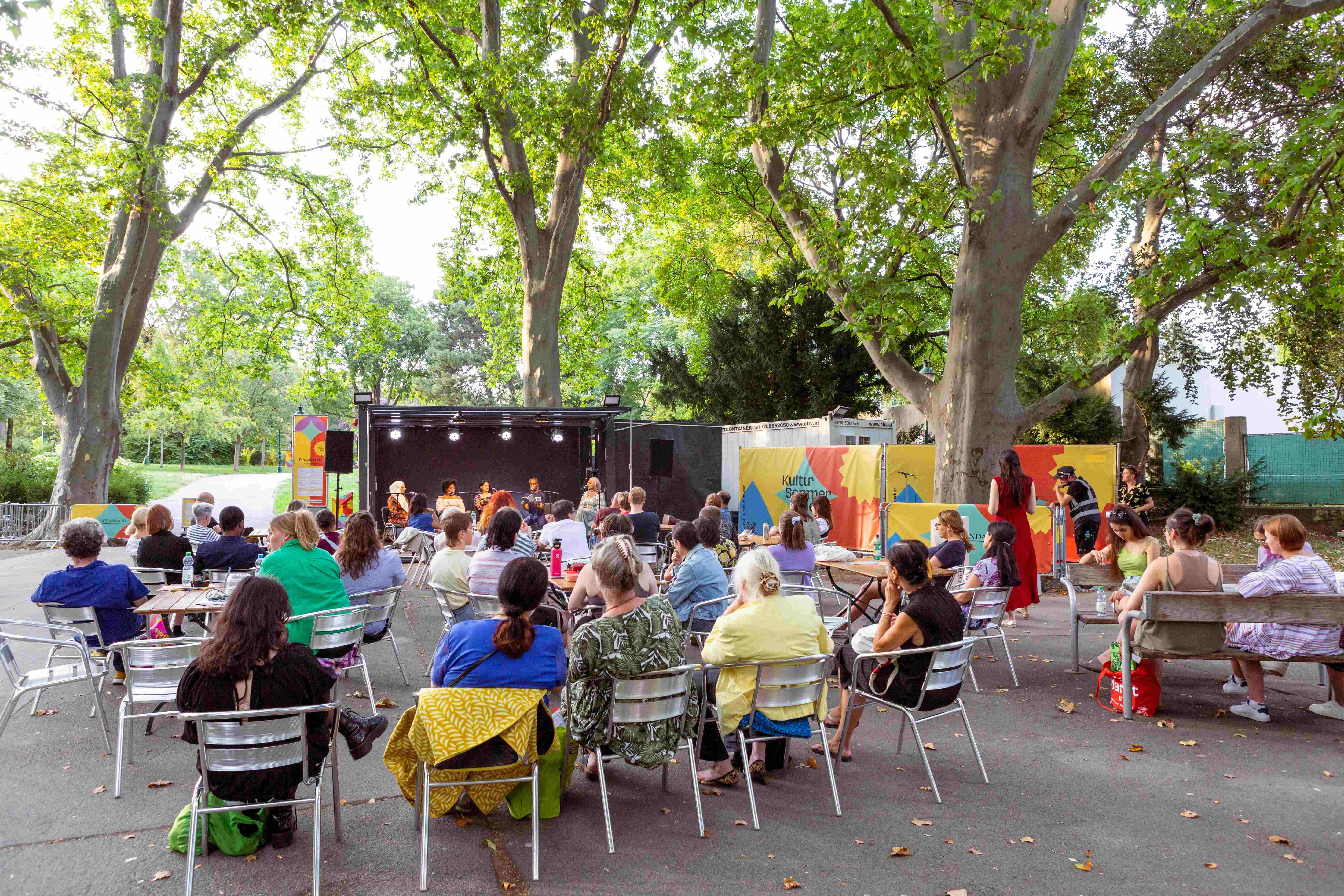 Autor:innen des Lesesalons und Arwa Elabd auf der Kultursommer-Bühne im Kongreßpark. 