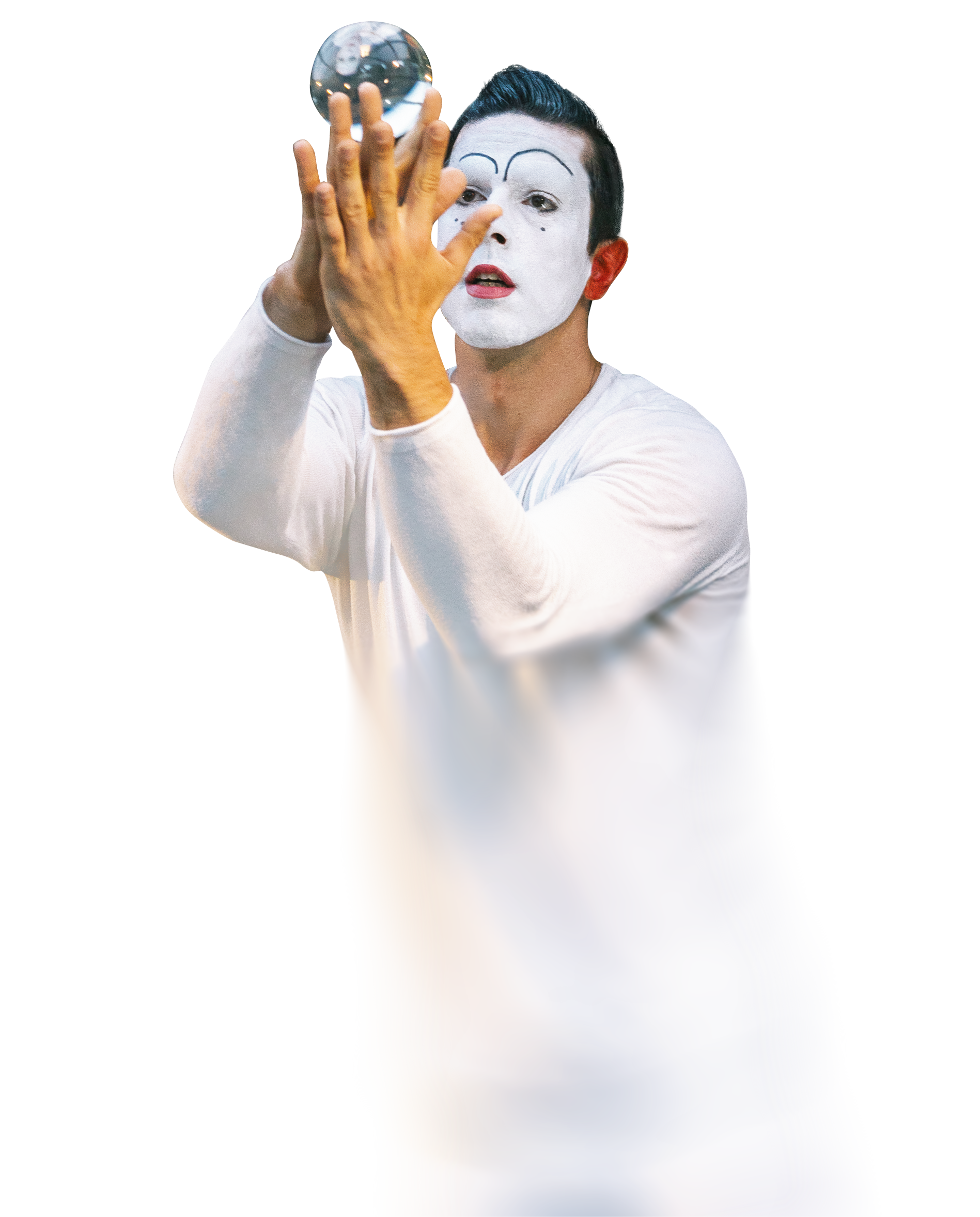 Ein Clown der eine Glaskugel hält.